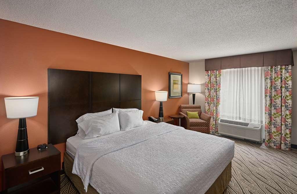 Hampton Inn Evansville Airport Room photo